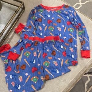 Little Sleepies long sleeve pajamas set
Size 7/8 little kid
EUC